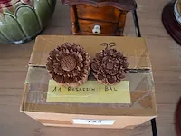 Porseleinen bloempot, blauw glazen petroleumlamp, 11 rosassen balie, oude koffiemolen - afbeelding 6 van  9