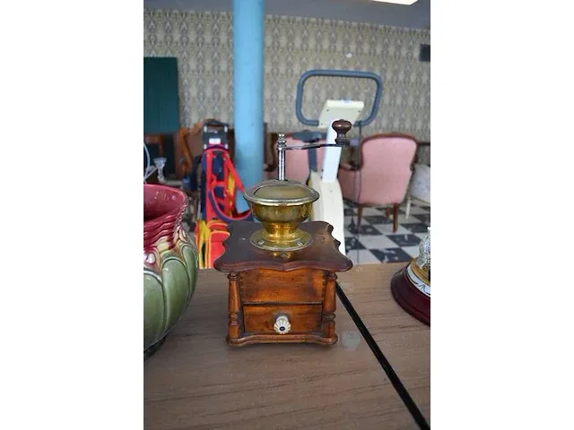 Porseleinen bloempot, blauw glazen petroleumlamp, 11 rosassen balie, oude koffiemolen - afbeelding 7 van  9