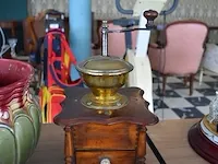 Porseleinen bloempot, blauw glazen petroleumlamp, 11 rosassen balie, oude koffiemolen - afbeelding 7 van  9