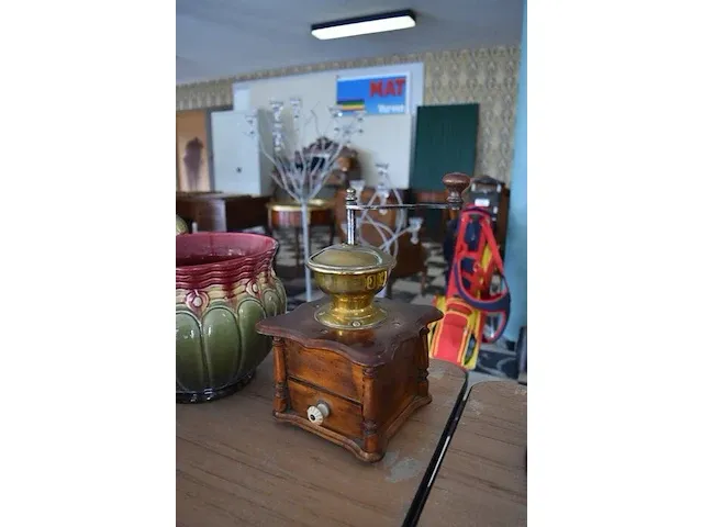 Porseleinen bloempot, blauw glazen petroleumlamp, 11 rosassen balie, oude koffiemolen - afbeelding 8 van  9