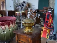 Porseleinen bloempot, blauw glazen petroleumlamp, 11 rosassen balie, oude koffiemolen - afbeelding 8 van  9