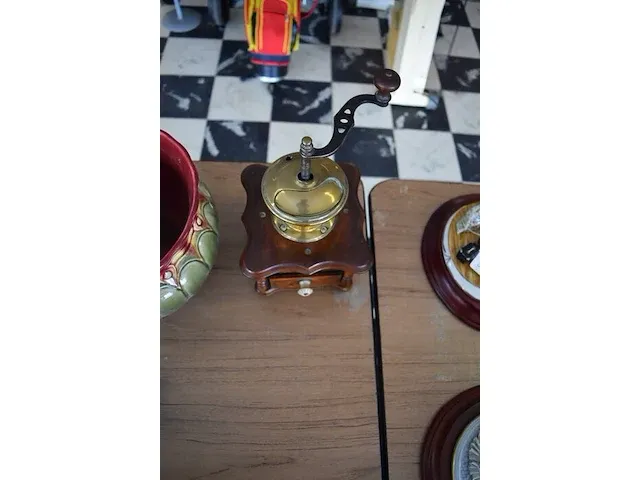 Porseleinen bloempot, blauw glazen petroleumlamp, 11 rosassen balie, oude koffiemolen - afbeelding 9 van  9