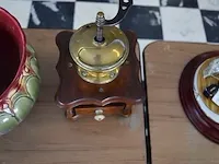 Porseleinen bloempot, blauw glazen petroleumlamp, 11 rosassen balie, oude koffiemolen - afbeelding 9 van  9