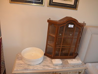 Porseleinen lampetstel, eiken hangvitrine - afbeelding 1 van  8