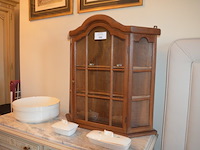 Porseleinen lampetstel, eiken hangvitrine - afbeelding 2 van  8