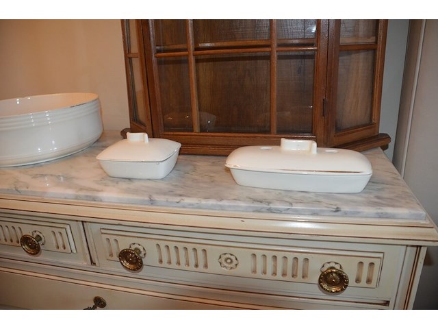 Porseleinen lampetstel, eiken hangvitrine - afbeelding 4 van  8