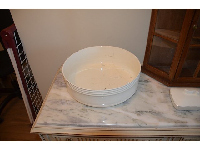 Porseleinen lampetstel, eiken hangvitrine - afbeelding 5 van  8