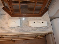 Porseleinen lampetstel, eiken hangvitrine - afbeelding 7 van  8