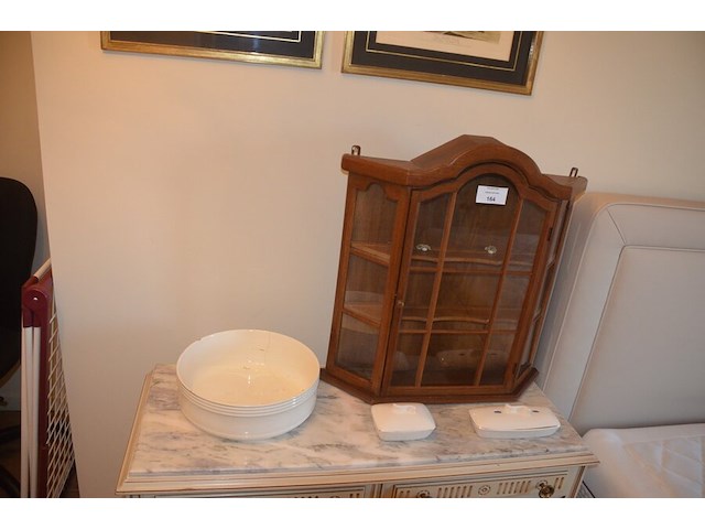 Porseleinen lampetstel, eiken hangvitrine - afbeelding 1 van  8