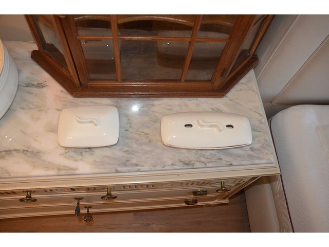 Porseleinen lampetstel, eiken hangvitrine - afbeelding 7 van  8