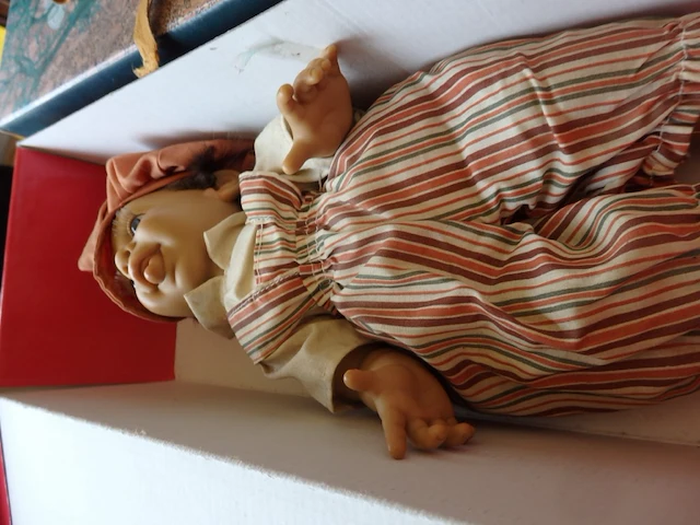 Porseleinen pop in doos met cetificaat - afbeelding 3 van  5