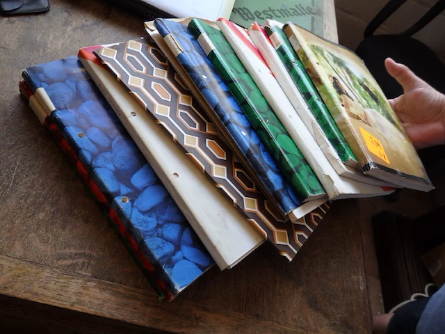 Postzegels diverse landen in 11 schrijfblokken - afbeelding 1 van  3