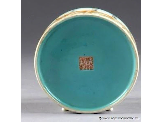 Pot à eau de lettré. présentant un large bandeau inscrit d'un poème, calligraphié et signé, sur fond à l'imitation de la pierre. intérieur émaillé bleu turquoise. porcelaine de chine. marque sigillaire apocryphe de kien-long - afbeelding 1 van  2