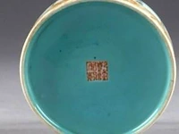 Pot à eau de lettré. présentant un large bandeau inscrit d'un poème, calligraphié et signé, sur fond à l'imitation de la pierre. intérieur émaillé bleu turquoise. porcelaine de chine. marque sigillaire apocryphe de kien-long - afbeelding 1 van  2
