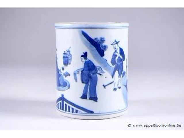 Pot à pinceaux de lettré kangxi. au décor circulaire d’un lettré dans un jardin avec bananier et rocher percé accompagné de trois suiveurs. porcelaine à émaux blanc/bleu. - afbeelding 1 van  2