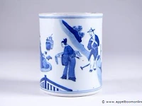 Pot à pinceaux de lettré kangxi. au décor circulaire d’un lettré dans un jardin avec bananier et rocher percé accompagné de trois suiveurs. porcelaine à émaux blanc/bleu. - afbeelding 1 van  2