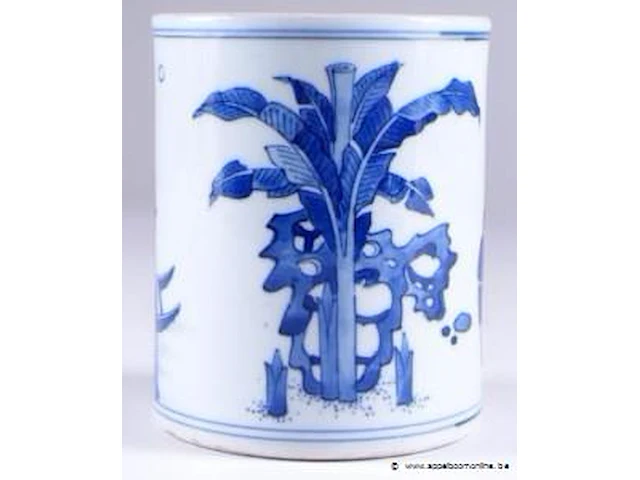Pot à pinceaux de lettré kangxi. au décor circulaire d’un lettré dans un jardin avec bananier et rocher percé accompagné de trois suiveurs. porcelaine à émaux blanc/bleu. - afbeelding 2 van  2