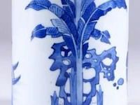 Pot à pinceaux de lettré kangxi. au décor circulaire d’un lettré dans un jardin avec bananier et rocher percé accompagné de trois suiveurs. porcelaine à émaux blanc/bleu. - afbeelding 2 van  2