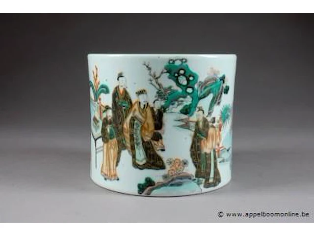 Pot bitong. décoré, en plein, d''une assemblée de notables et de lettrés sur une terrasse avec fleurs et rochers. porcelaine de chine de la famille verte. - afbeelding 1 van  4