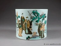Pot bitong. décoré, en plein, d''une assemblée de notables et de lettrés sur une terrasse avec fleurs et rochers. porcelaine de chine de la famille verte. - afbeelding 1 van  4