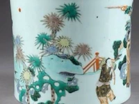 Pot bitong. décoré, en plein, d''une assemblée de notables et de lettrés sur une terrasse avec fleurs et rochers. porcelaine de chine de la famille verte. - afbeelding 2 van  4