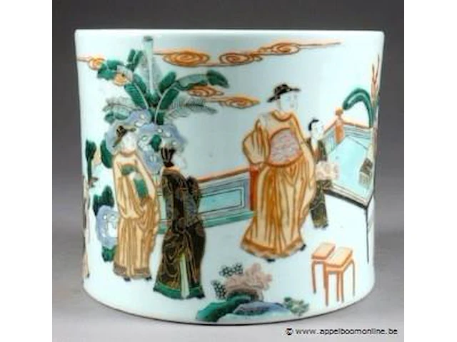 Pot bitong. décoré, en plein, d''une assemblée de notables et de lettrés sur une terrasse avec fleurs et rochers. porcelaine de chine de la famille verte. - afbeelding 3 van  4