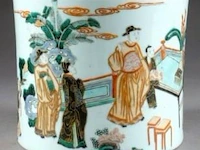Pot bitong. décoré, en plein, d''une assemblée de notables et de lettrés sur une terrasse avec fleurs et rochers. porcelaine de chine de la famille verte. - afbeelding 3 van  4