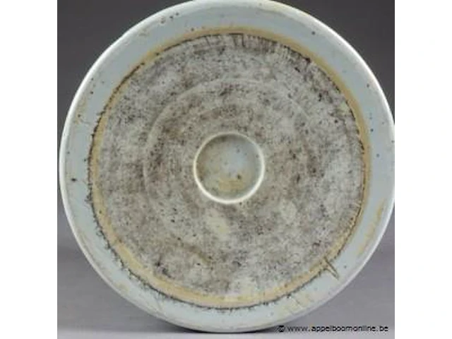 Pot bitong. décoré, en plein, d''une assemblée de notables et de lettrés sur une terrasse avec fleurs et rochers. porcelaine de chine de la famille verte. - afbeelding 4 van  4