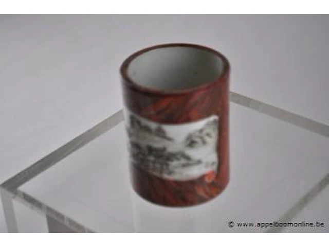 Pot bitong républicain. orné d'un parchemin déroulé figurant un paysage en grisaille sur fond émaillé façon bois. porcelaine de chine. xxe siècle - afbeelding 1 van  1
