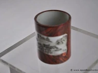 Pot bitong républicain. orné d'un parchemin déroulé figurant un paysage en grisaille sur fond émaillé façon bois. porcelaine de chine. xxe siècle - afbeelding 1 van  1