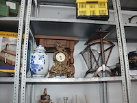 Pot met deksel in delfts, klok barrok, houten bijzettafeltje 1 lade afm. 50x35x46, houten krantenrekje - afbeelding 1 van  6