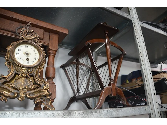 Pot met deksel in delfts, klok barrok, houten bijzettafeltje 1 lade afm. 50x35x46, houten krantenrekje - afbeelding 2 van  6