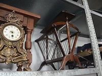 Pot met deksel in delfts, klok barrok, houten bijzettafeltje 1 lade afm. 50x35x46, houten krantenrekje - afbeelding 2 van  6