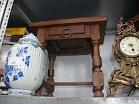 Pot met deksel in delfts, klok barrok, houten bijzettafeltje 1 lade afm. 50x35x46, houten krantenrekje - afbeelding 3 van  6