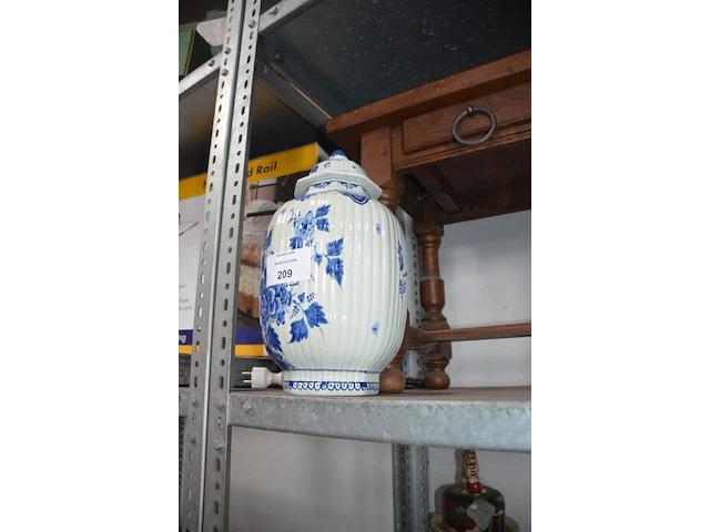 Pot met deksel in delfts, klok barrok, houten bijzettafeltje 1 lade afm. 50x35x46, houten krantenrekje - afbeelding 4 van  6