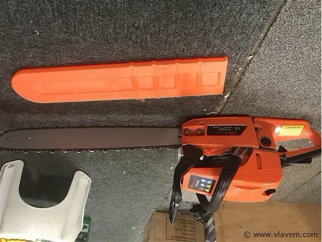 Powertech benzine kettingzaag 52cc - afbeelding 1 van  3