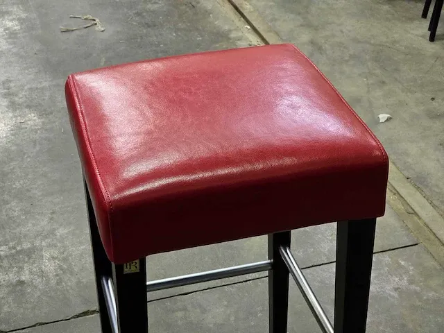 Pr interiors - barry red pu sh65 - stool - afbeelding 2 van  4