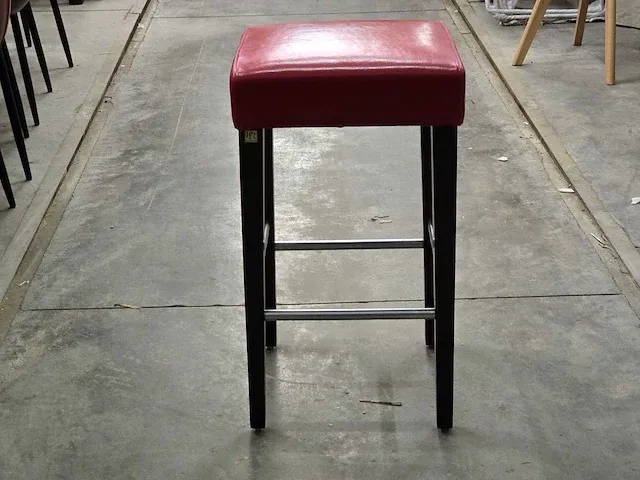 Pr interiors - barry red pu sh65 - stool - afbeelding 3 van  4