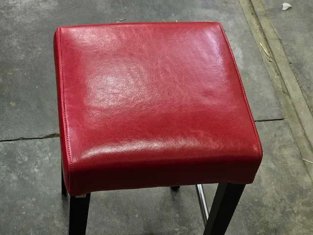 Pr interiors - barry red pu sh65 - stool - afbeelding 4 van  4