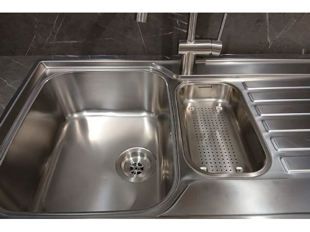 Prachtige keuken strak modern - afbeelding 15 van  16