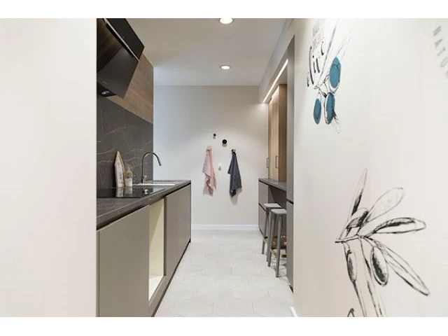 Prachtige keuken strak modern - afbeelding 4 van  8