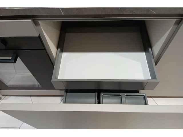 Prachtige keuken strak modern - afbeelding 16 van  16