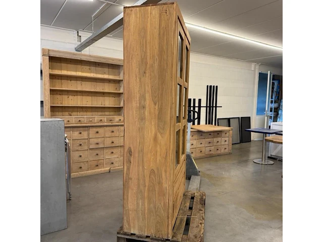 Prachtige teak kast in koloniale stijl - afbeelding 2 van  5