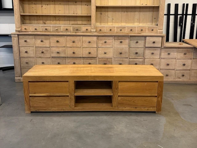 Prachtige teak tv kast in koloniale stijl - afbeelding 1 van  3