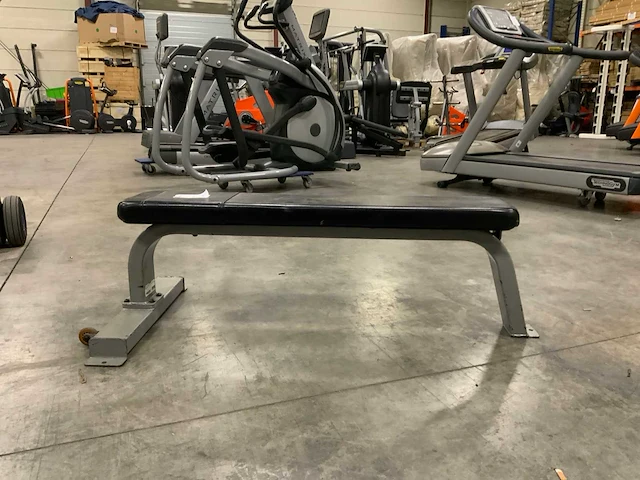 Precor icarian flat bench krachtstation - afbeelding 2 van  3