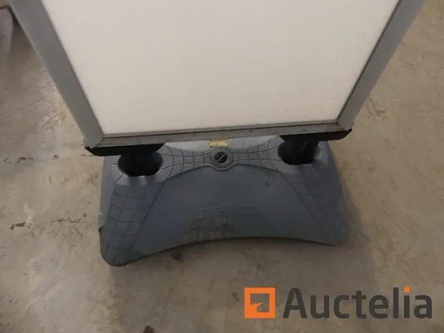 Prikbord op de stoep - afbeelding 3 van  4