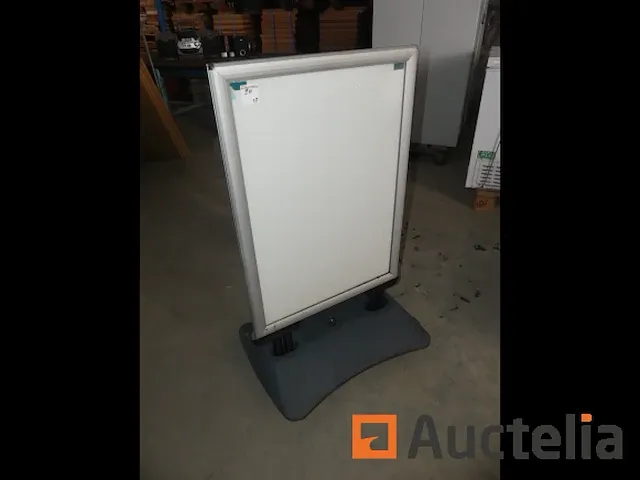 Prikbord op de stoep - afbeelding 4 van  4