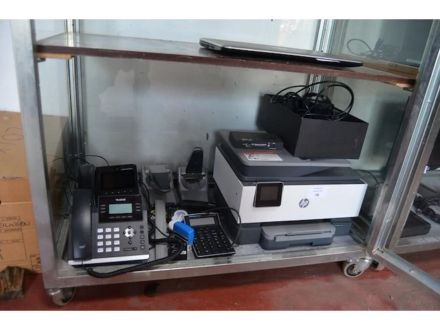 Printer hp office jet pro 9010e , telefoontoestel grandstream gxv3240 , telefoontoestel yealink sip-t42y ultra elegant gigabit ip phone , kantoormateriaal w.o. perforator, mappen, nietjesmachine, enz (9,12,15,16) - afbeelding 1 van  7