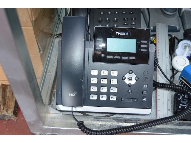 Printer hp office jet pro 9010e , telefoontoestel grandstream gxv3240 , telefoontoestel yealink sip-t42y ultra elegant gigabit ip phone , kantoormateriaal w.o. perforator, mappen, nietjesmachine, enz (9,12,15,16) - afbeelding 5 van  7