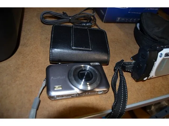 Printer hp pro 8600, 2 digitale fototoestellen, diverse lampen, klein handgerief, karton pvc bakjes - afbeelding 6 van  16
